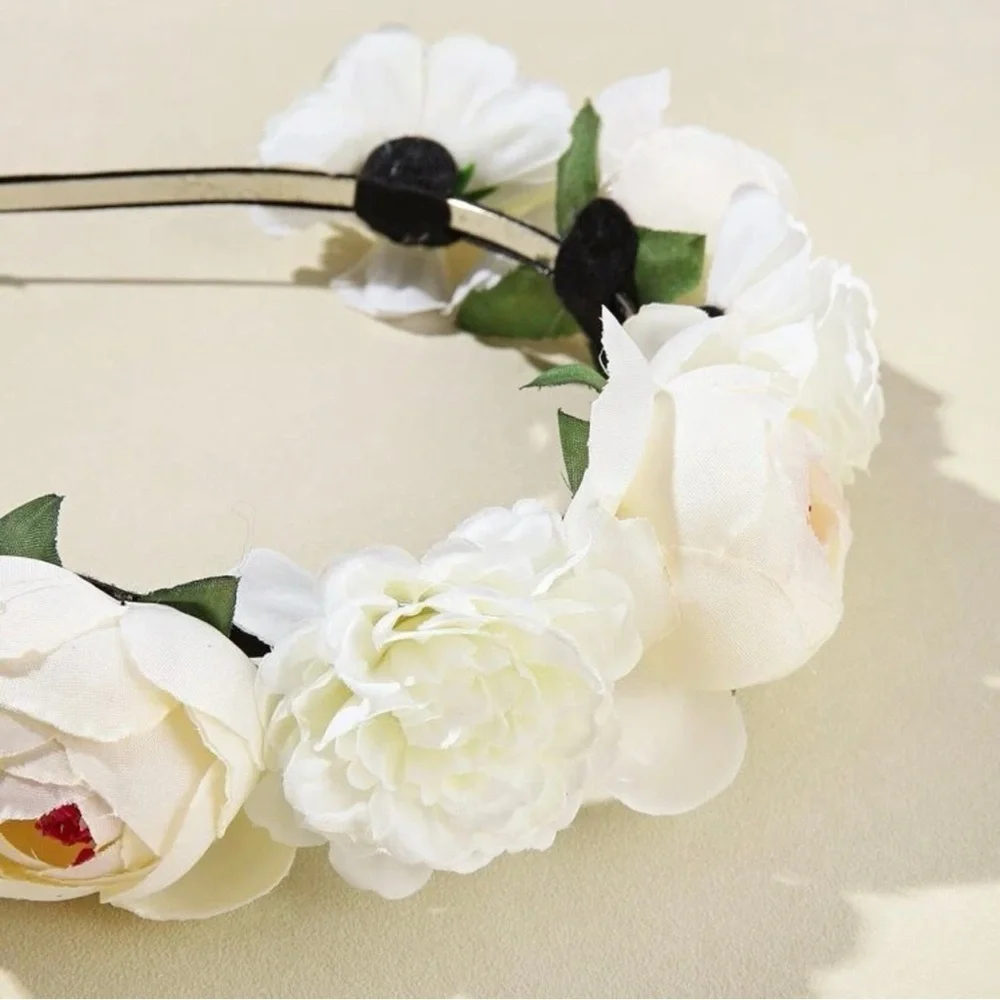 Blooming Beauty: White Flower Headband for the Perfect Boho Chic Look! NWOT